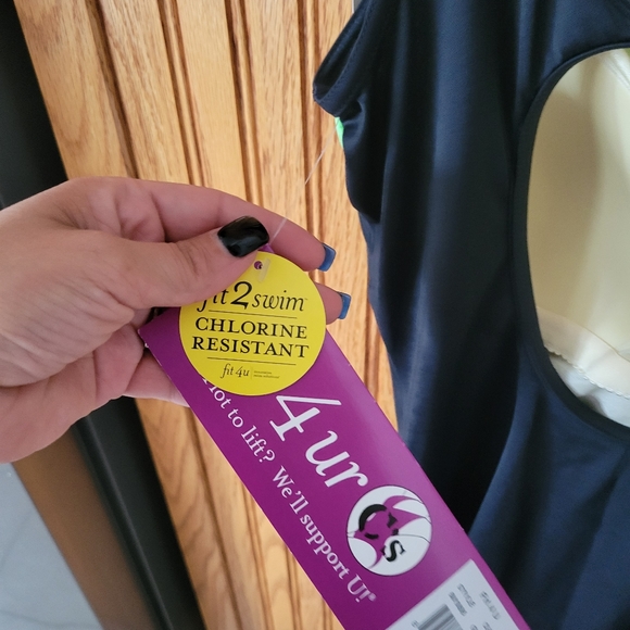 One-piece swimsuit - Picture 3 of 5